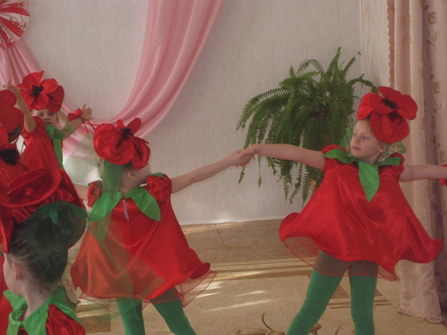 Песня маки танец. Костюм маки для танца. Детские костюмы для танцев в детском саду к Дню Победы. Танец красные маки в детском саду.