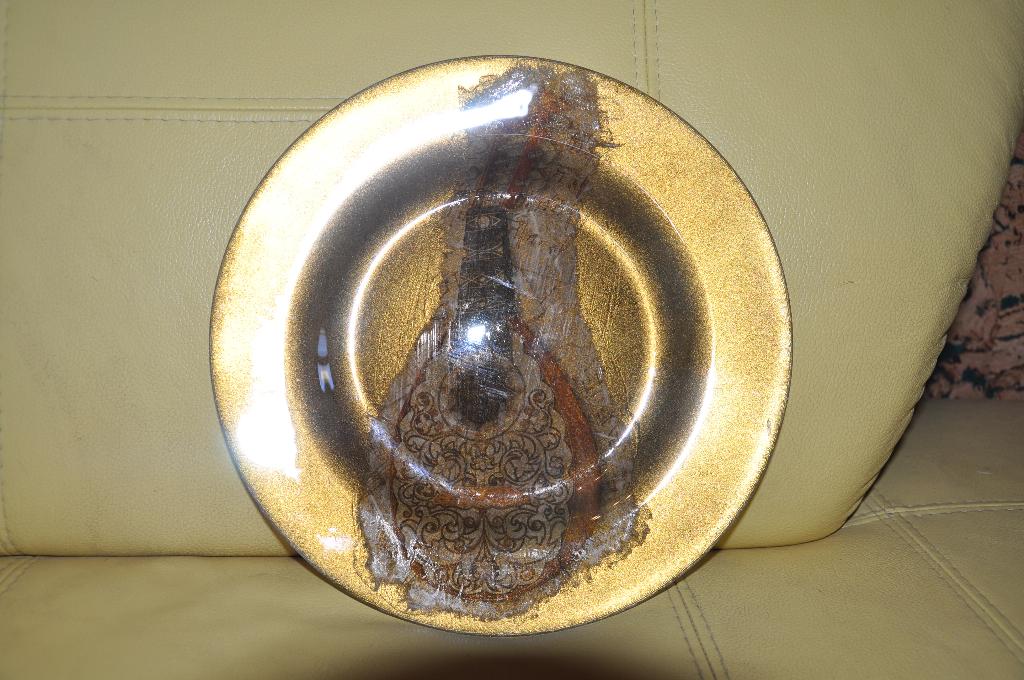 тарелка при прямом освещении. Посуда