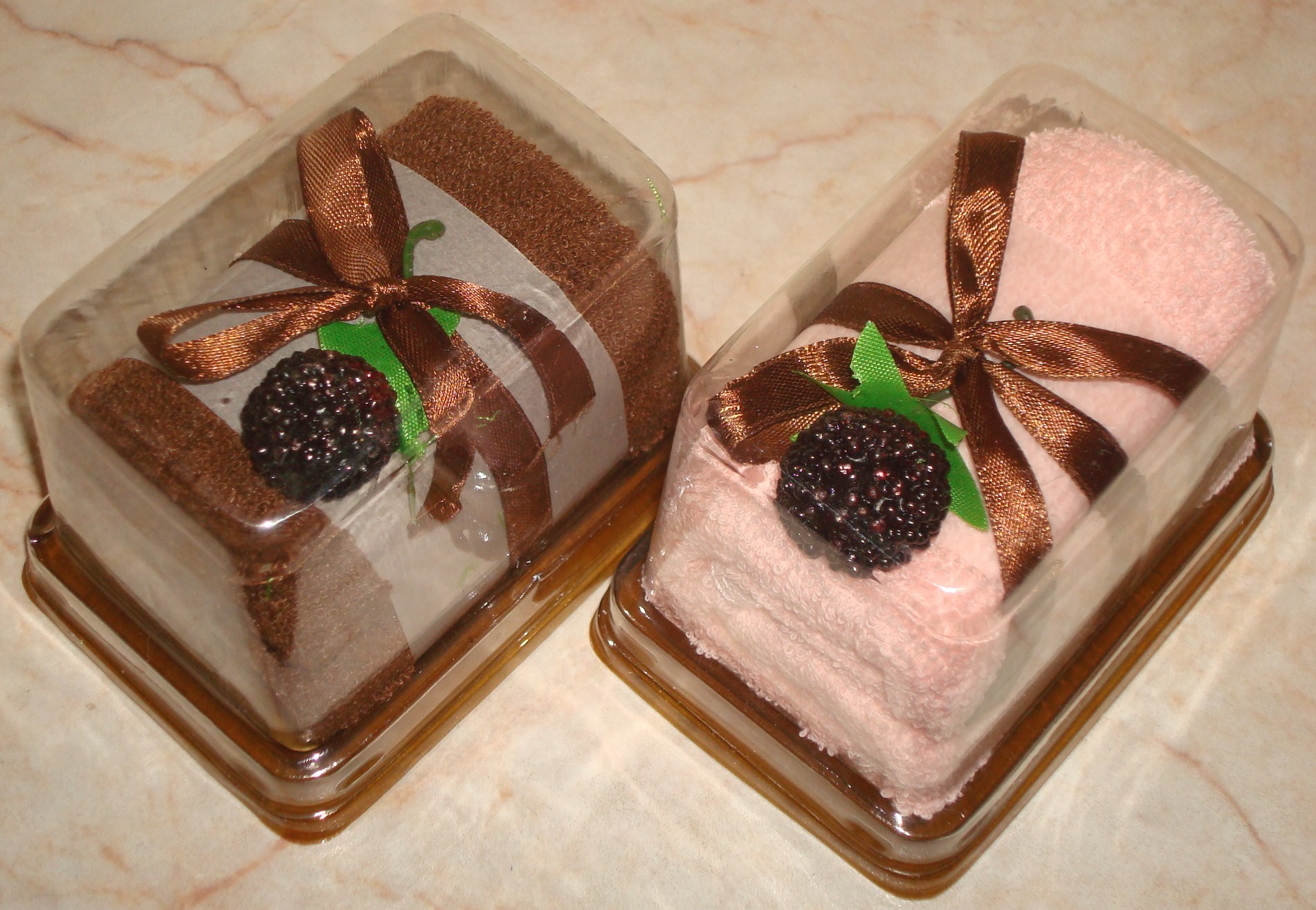 пироженное квадратное с ежевикой (пластик). полотенца в форме ПИРОЖЕННЫХ