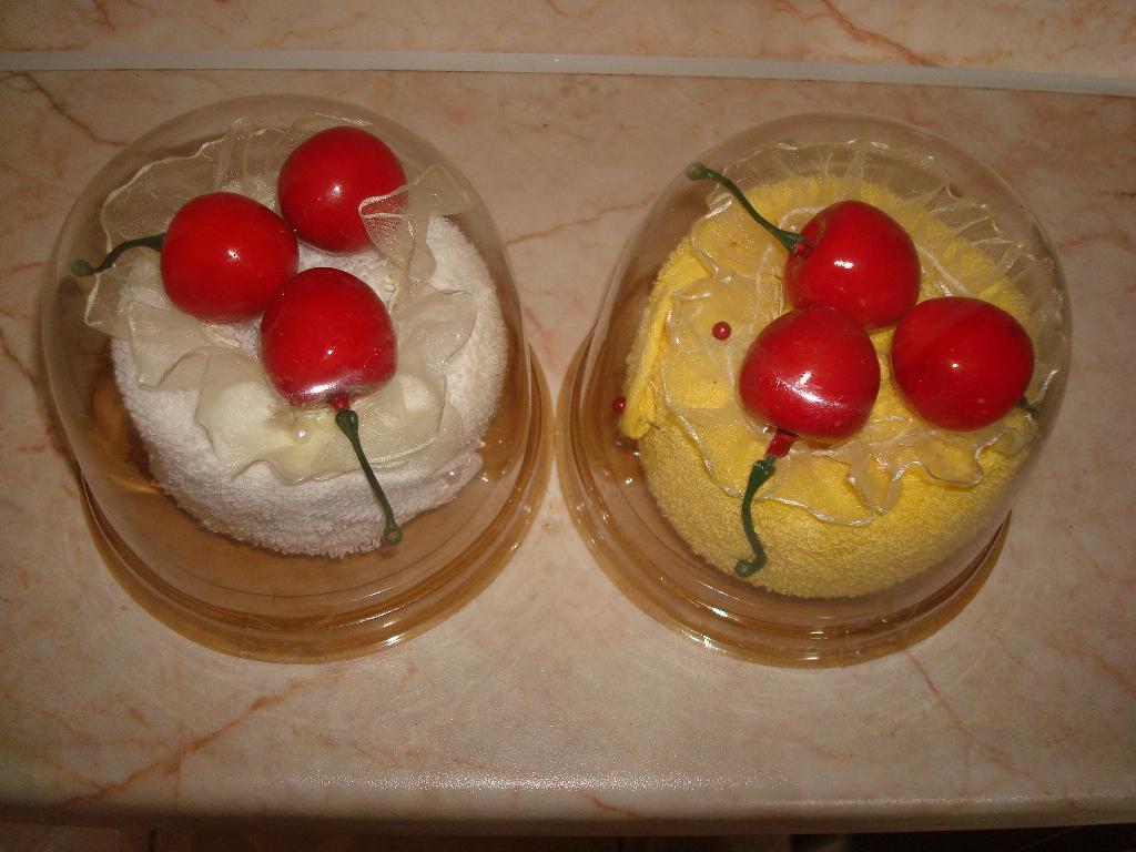 пирожное круглое с вишней (пластик). полотенца в форме ПИРОЖЕННЫХ