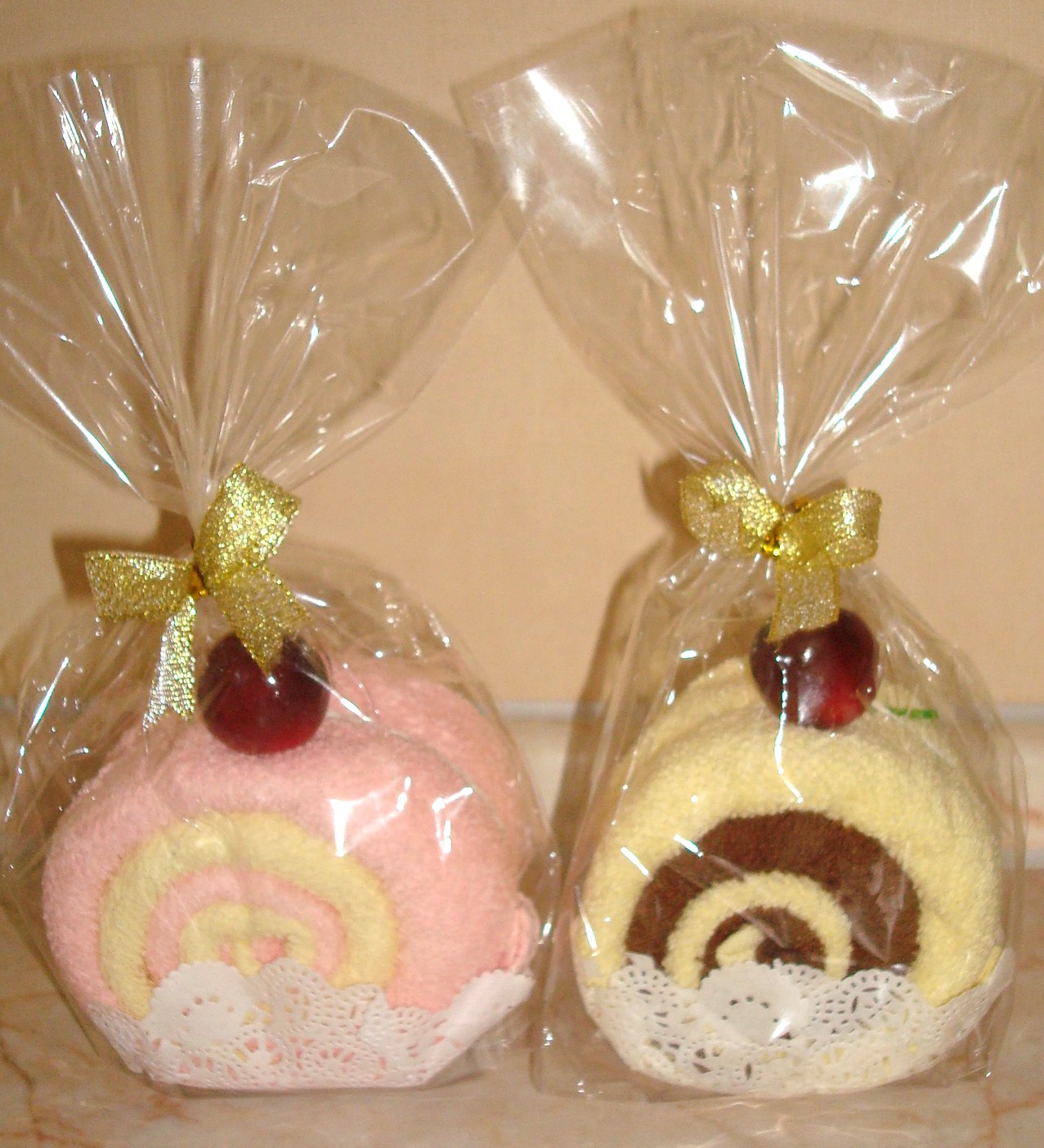 рулет с вишней маленький (пакет). полотенца в форме ПИРОЖЕННЫХ