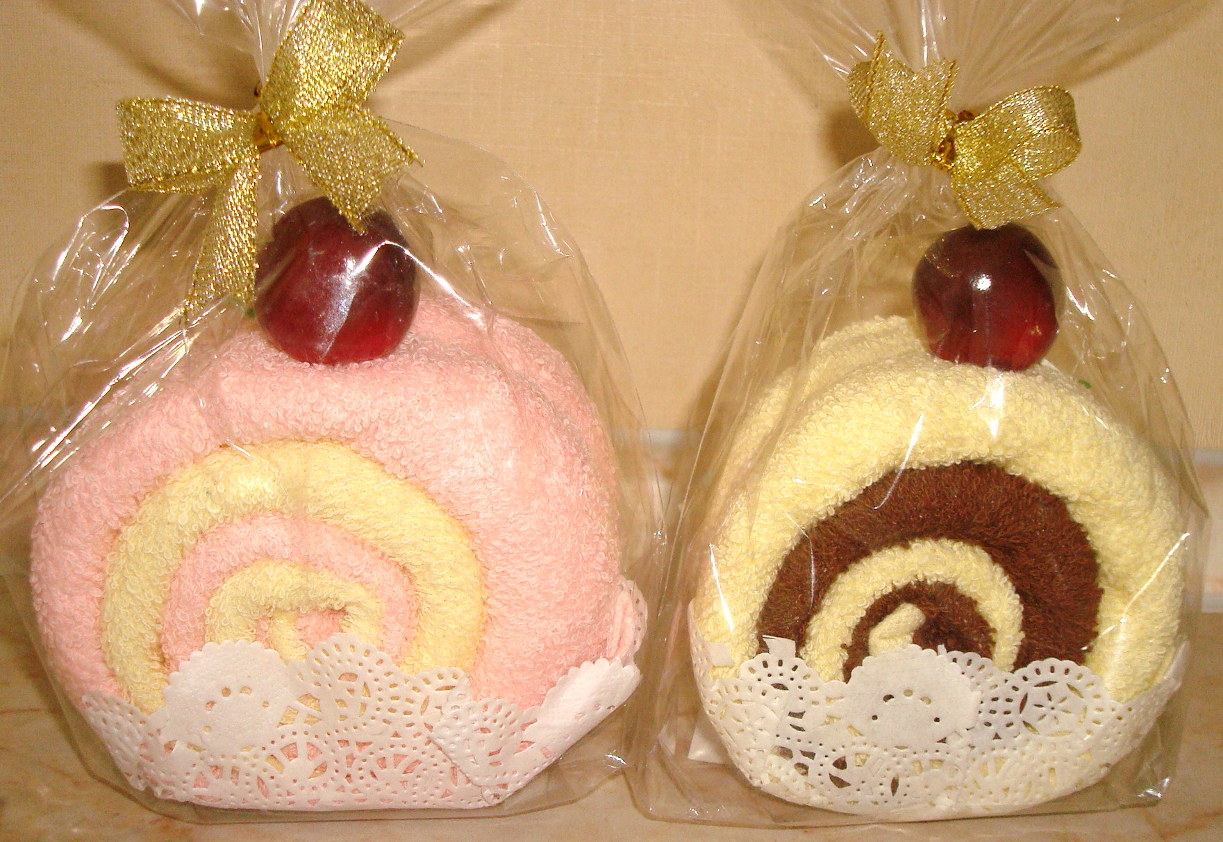 рулет с вишней маленький (пакет). полотенца в форме ПИРОЖЕННЫХ