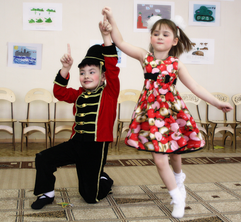 Полька для детей в детском. Полька для детей в детском саду. Дети танцуют в детском саду. Костюм для польки детский. Полька танец.