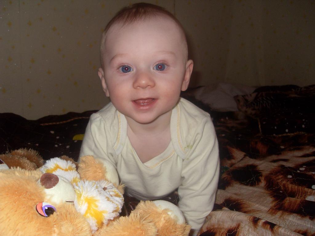 два зубика сверкают. 