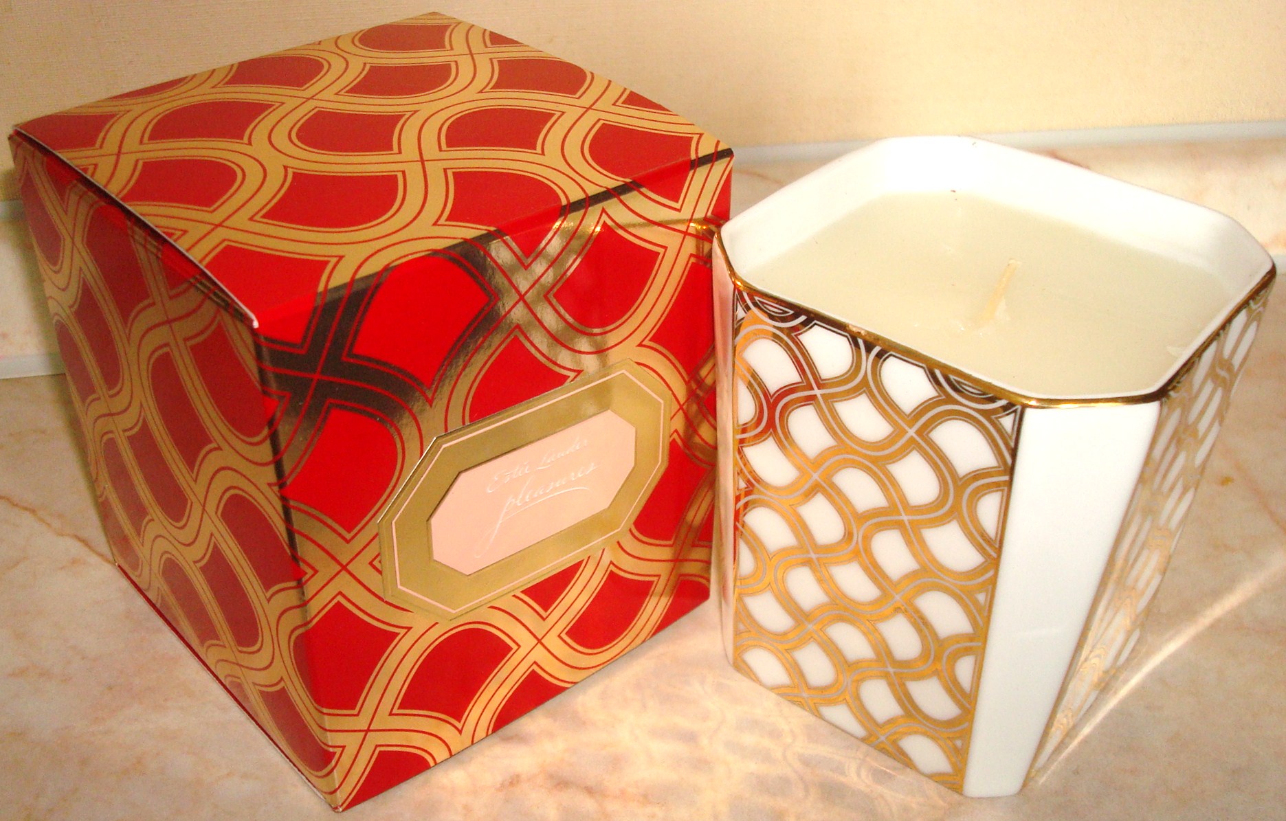 свеча ароматизированая ESTEE LAUDER . Наборы косметики... элитка