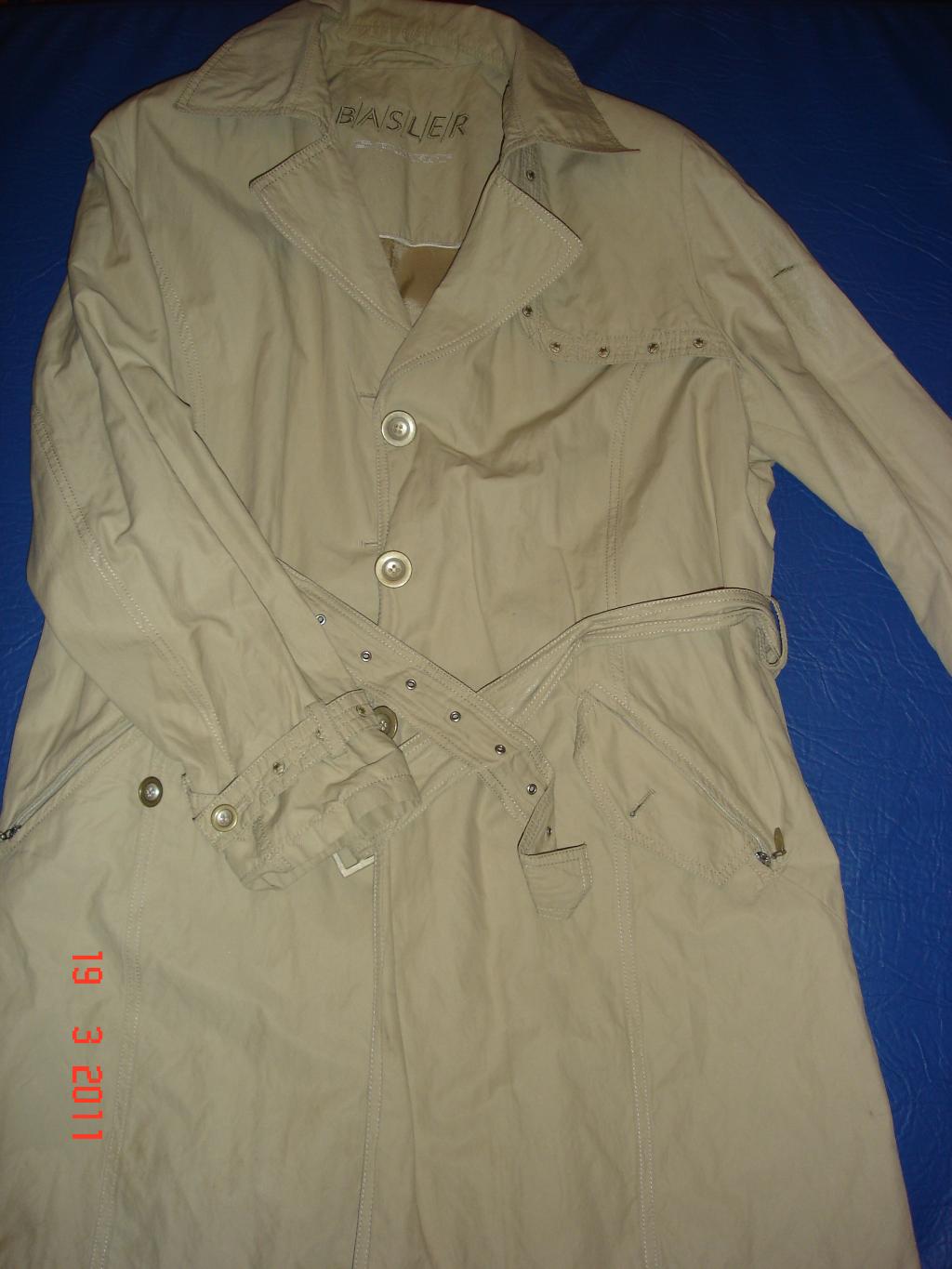 Плащ женский р.52-54. Пристроено