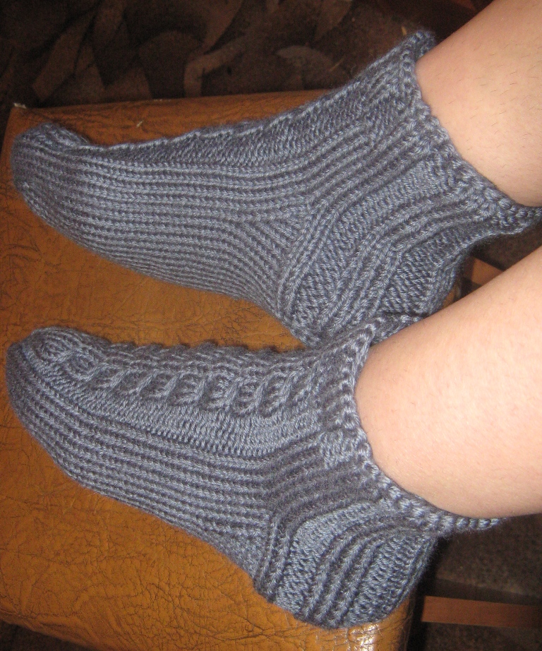 Мужские следки 43 размер. Мужские носки спицами. Вязаные мужские носки. Мужские носочки спицами. Носочки на двух спицах.