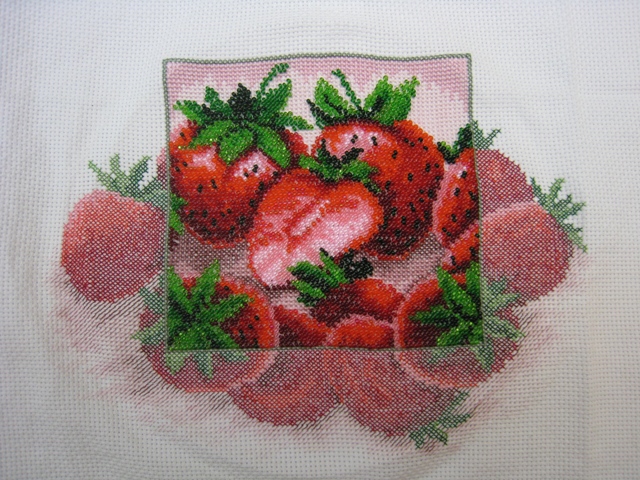 Клубника. Вышивка + бисер