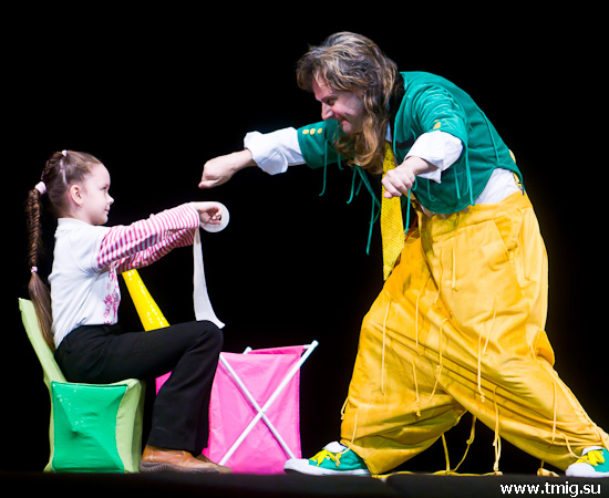 На сцене. А это выступление клоуна Кирюшки 17.04.11