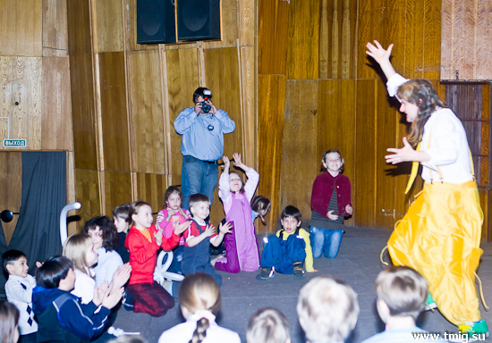 На сцене. А это выступление клоуна Кирюшки 17.04.11