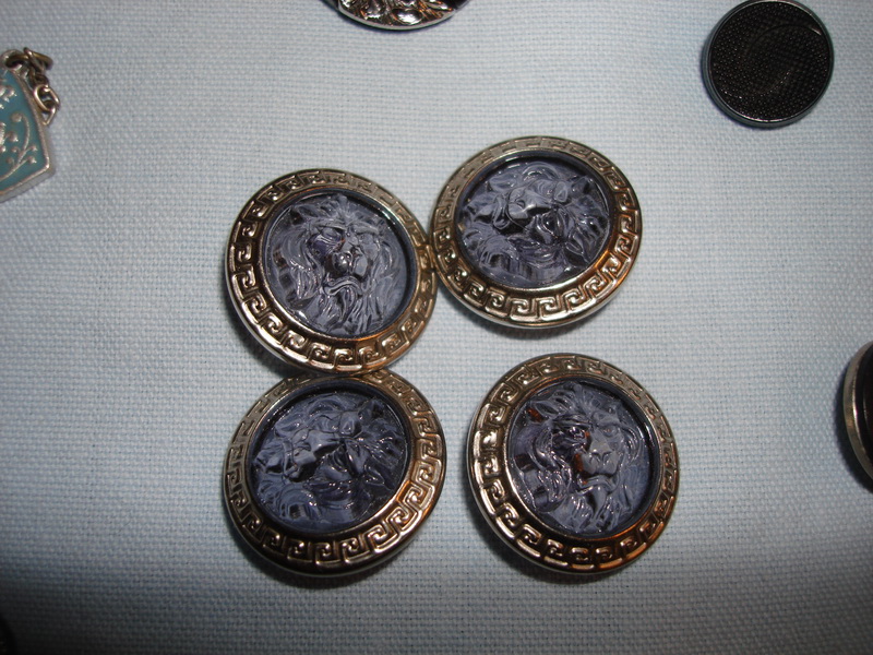 крупнее кучки пуговиц. для рукоделия