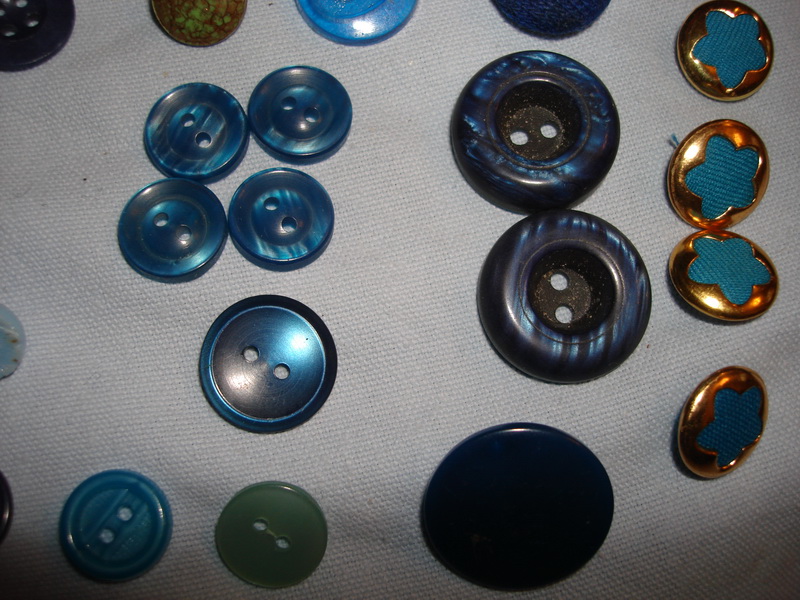 крупнее кучки пуговиц. для рукоделия