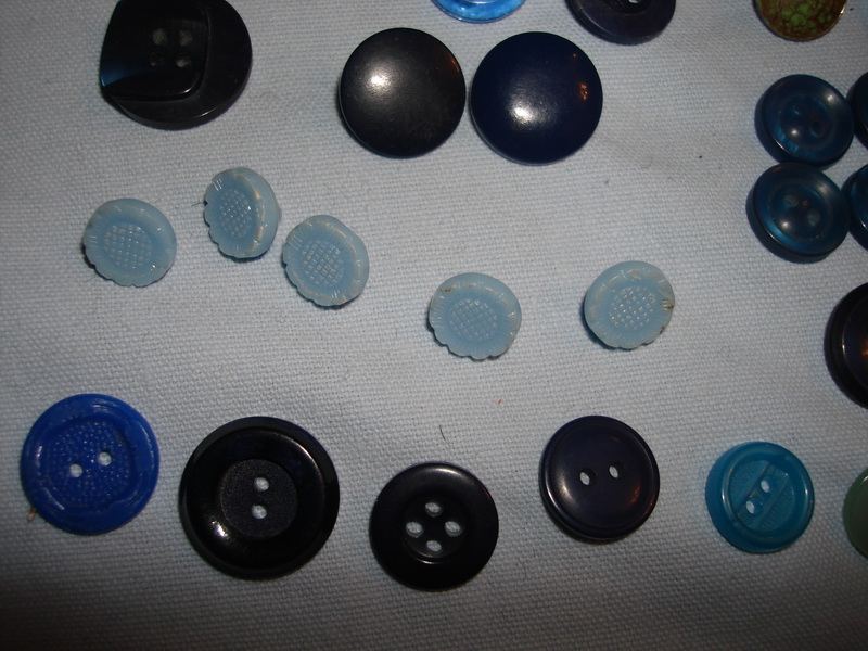 крупнее кучки пуговиц. для рукоделия