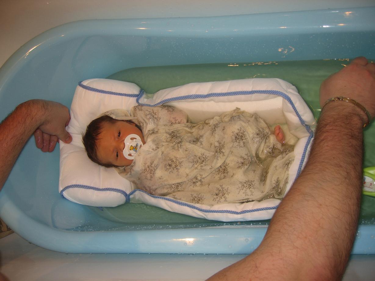 Сколько раз купать новорожденного