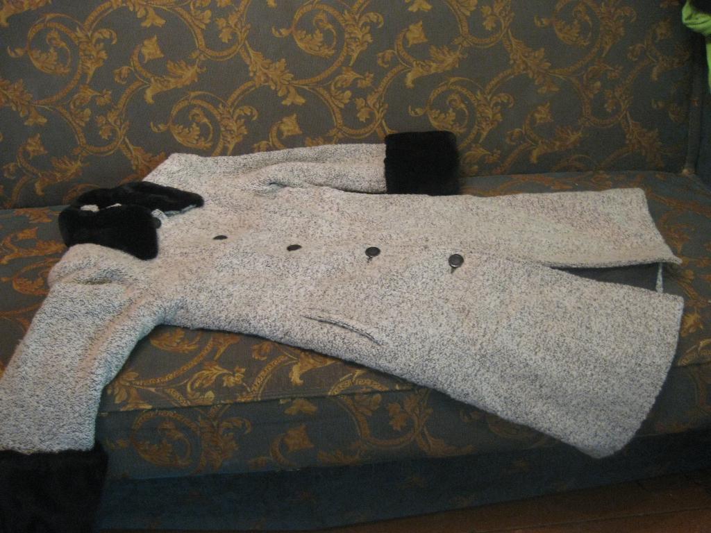 Пальто демисезонное. Отдано