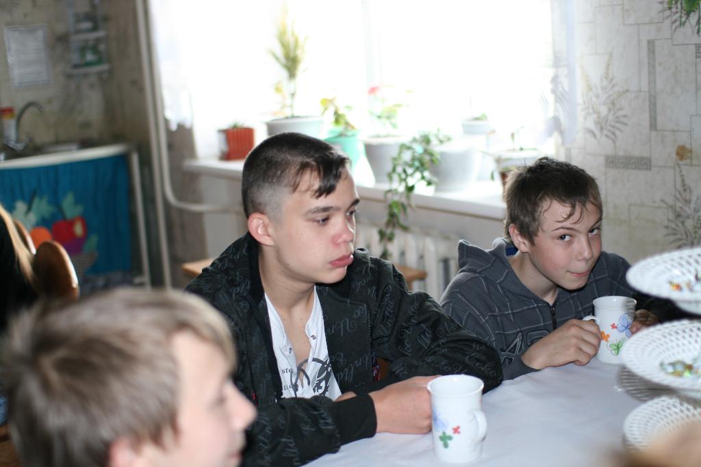 Коля (в центре) и Дима Р.. Ровеньки