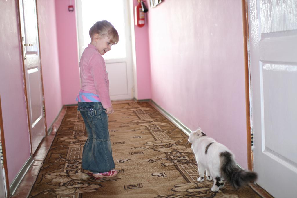 Пока мама занята, Вероника осматривает дом!. Ровеньки