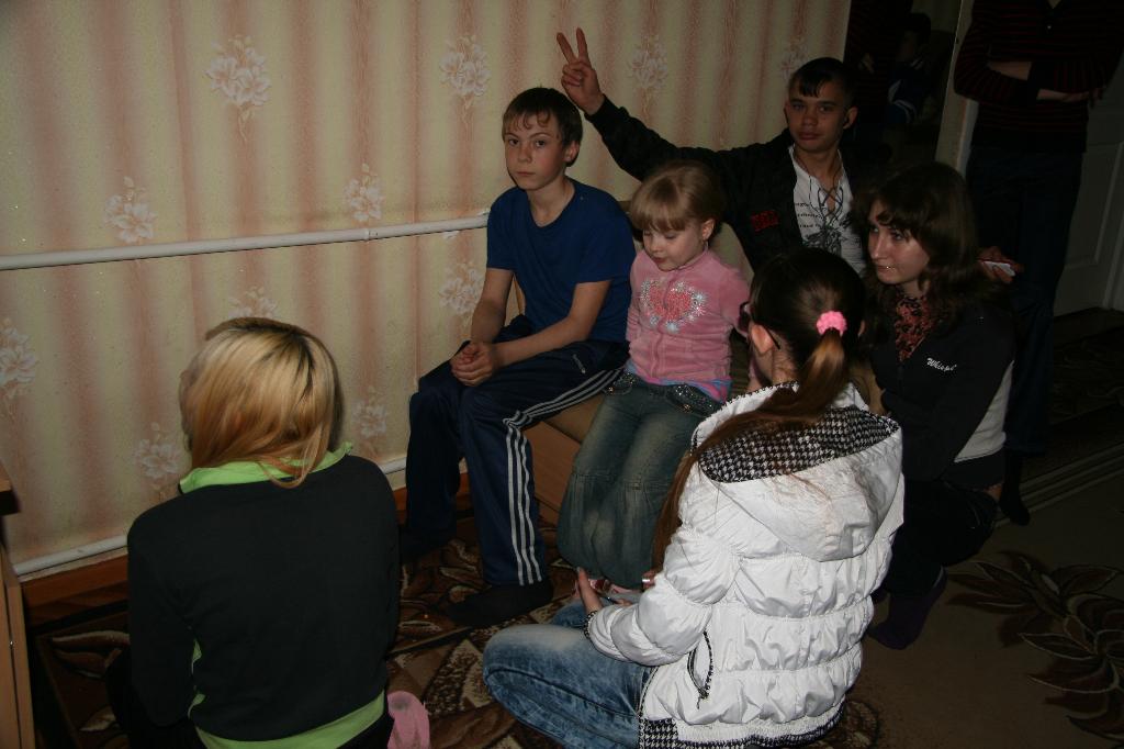 Ребята собрались смотреть фильм . Ровеньки