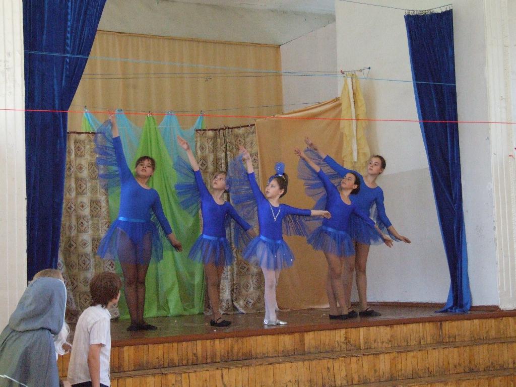 Выпускной синяя птица в детском саду. Танцевальный костюм птицы. Костюм птички для танца. Костюмы для хореографического танца птицы. Платье синяя птица.