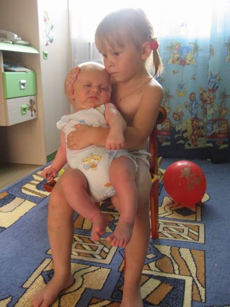 В объятьях сестренки. Братская любовь