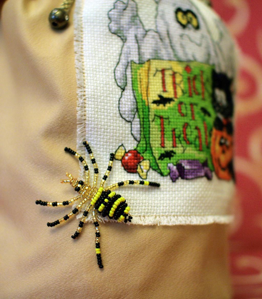 паучок из бисеры - тоже сделан мной. Мои работы