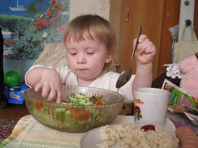 девочка с чашкой. 