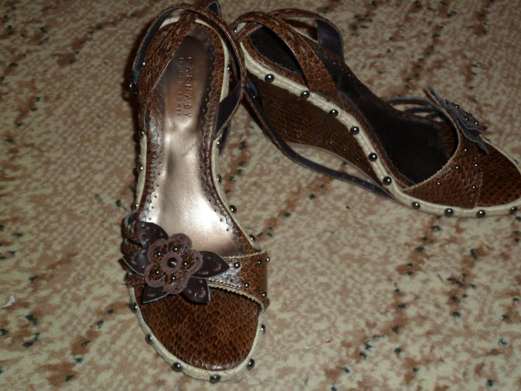 Босоножки с цветком Carnaby р.38. Обувь взрослая