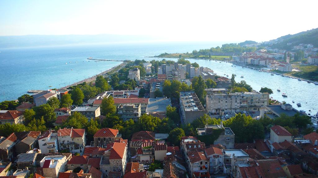 река Цетина впадает в Адриатическое море. Хорватия 2011.путешествие в Омиш