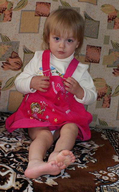 Бусинка моя золотая. Примерка одежды перед садиком - август 2011
