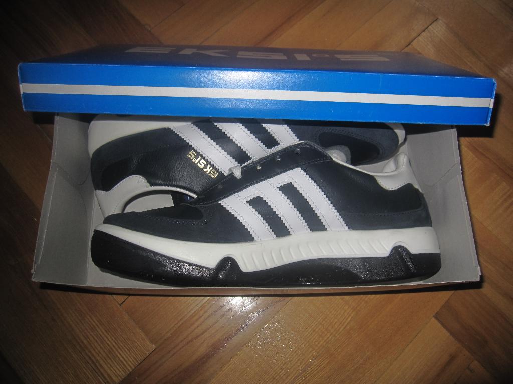 кроссовки новые в коробке , 25,5 размер . Обувь ,сумки