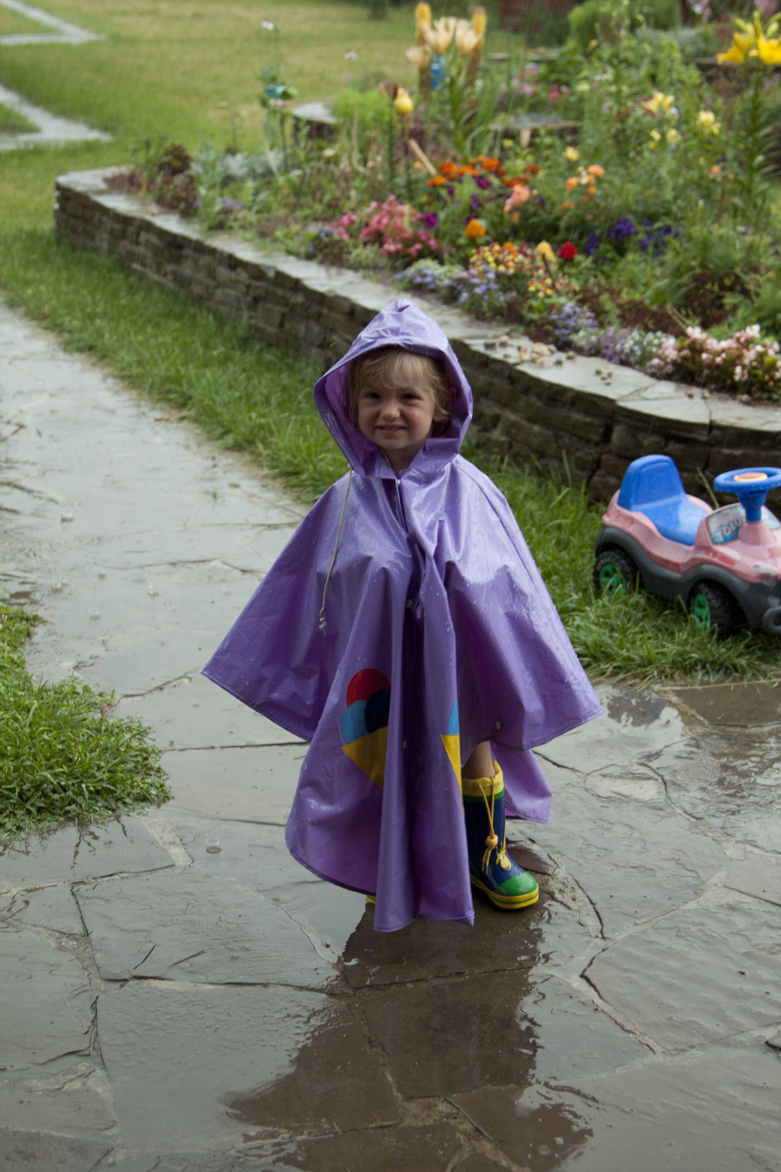 Дождик кап-кап-кап. На даче. Лето 2011