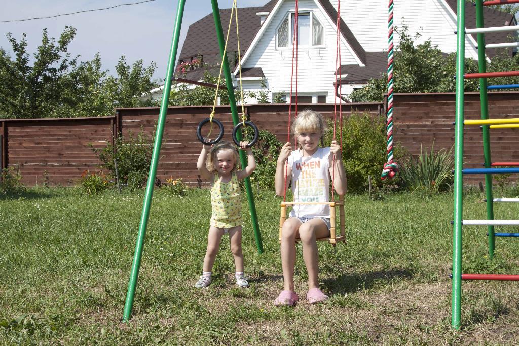 Детки и спортивный комплекс - всем очень нравится!. На даче. Лето 2011