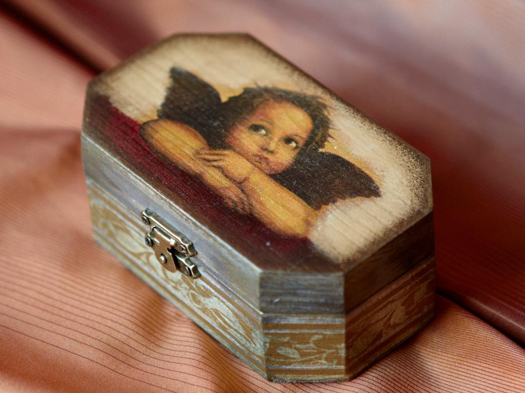 Шкатулочка с ангелочком. 