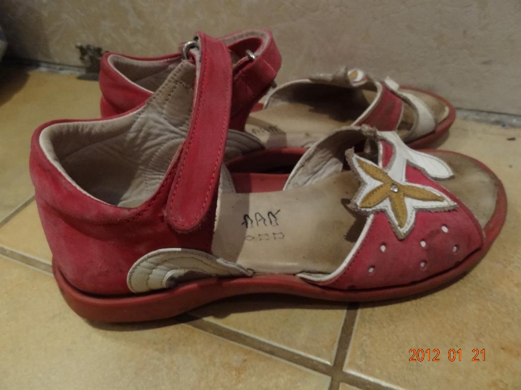 Кожаные босоножки Perlina. 