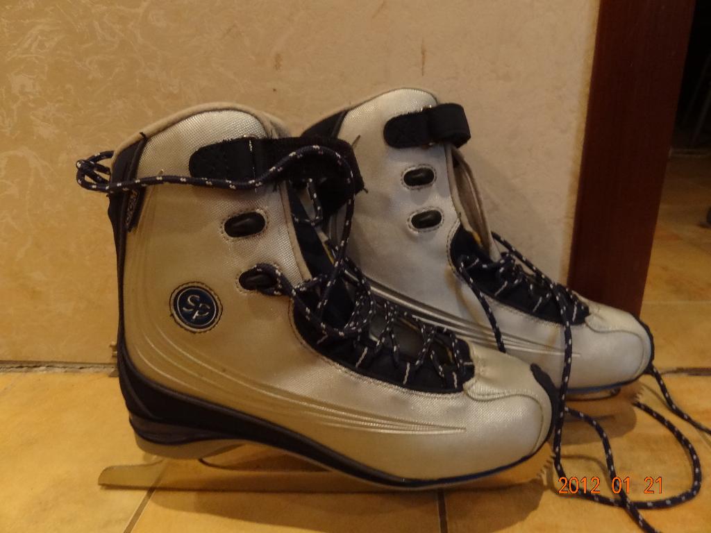 Взрослые утепленные коньки 40 р-р. 