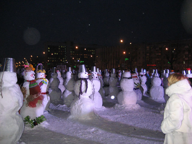 А у нас в городе Парад Снеговиков!