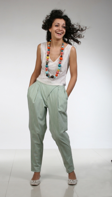 Брючки бананы по жилетку на 46-48. Тренд-стиль. . ПРИСТРОЕНО