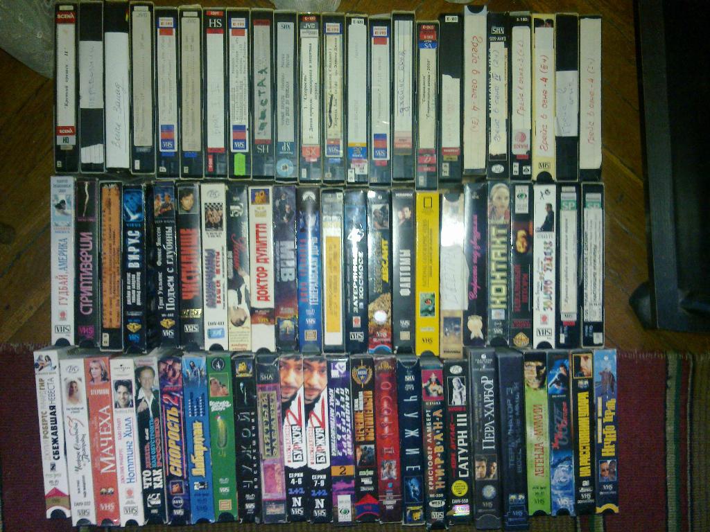 2000 кассет фф. Кассеты VHS 2000 Х. Старые видеокассеты. Коллекция видеокассет. Видеокассеты VHS С фильмами.