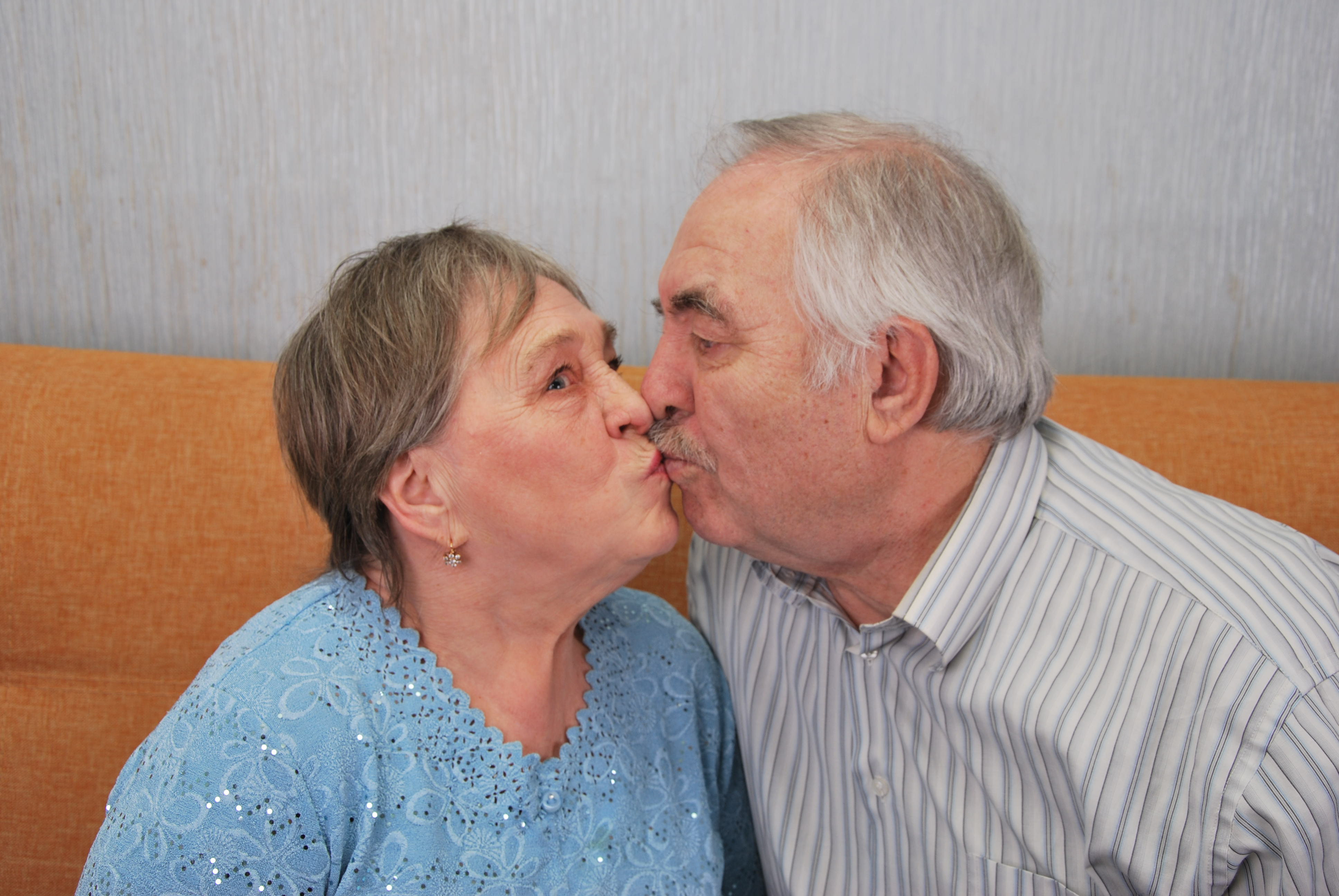 Поцелую дедушку. Бабушка и дедушка целуются. Поцелуй Деда. Деды целуются. Девочка, дедушка, сосаться..