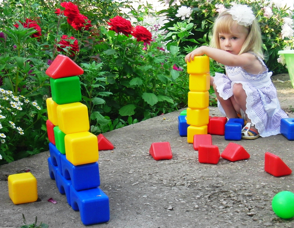 Игры из кубика строить. Постройки из кубиков. Строим из кубиков. Ребенок строит башню из кубиков. Большие кубики для детских площадок.