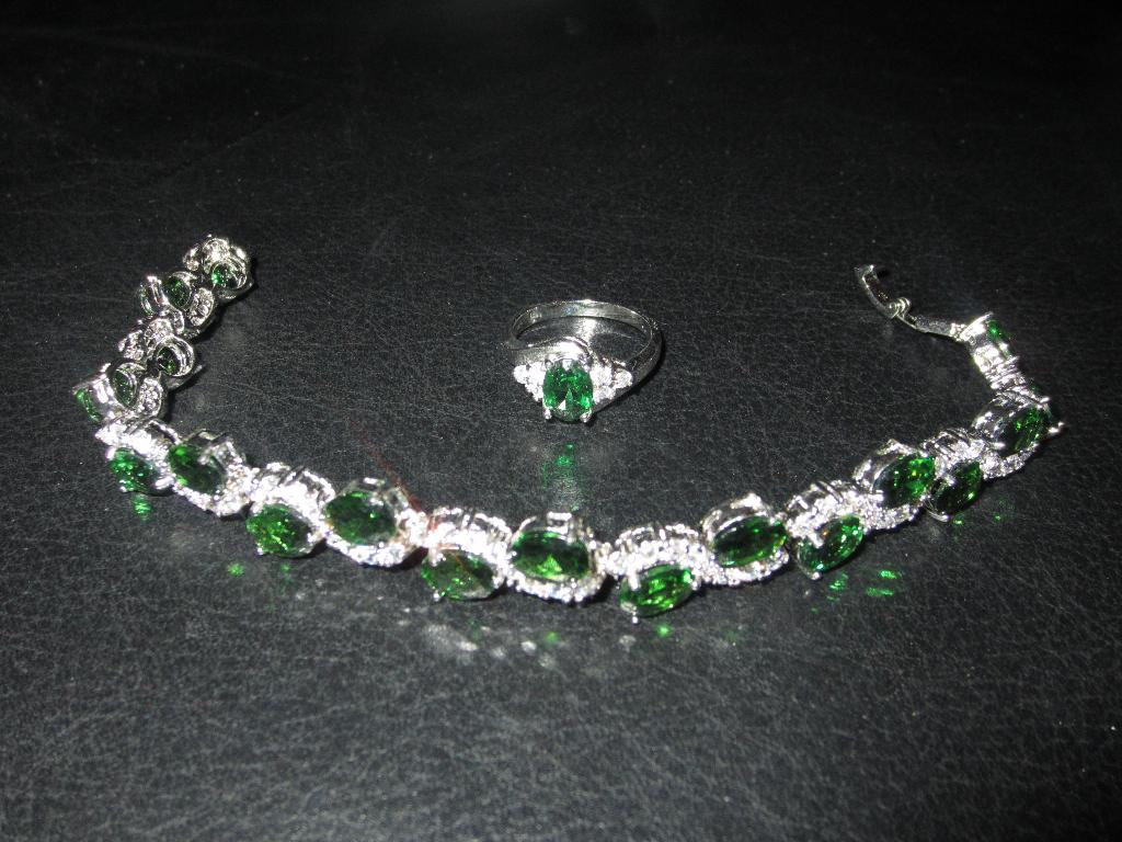 Комплект зеленый . УКРАШЕНИЯ