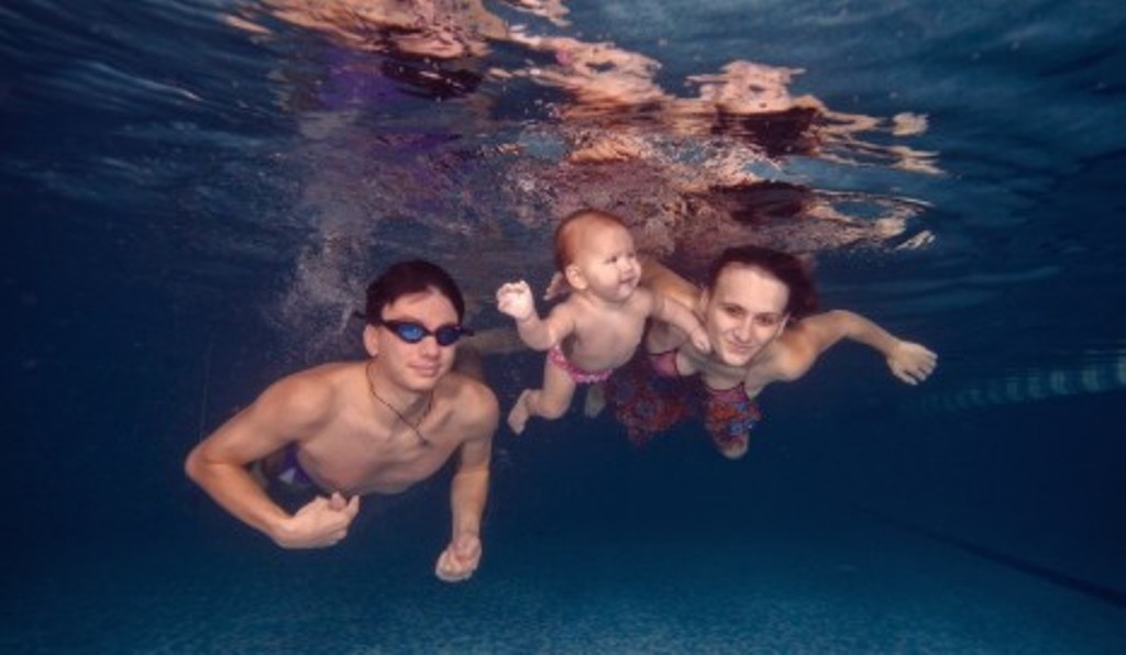 Мама я плыву москва. Семья под водой. Съемка в бассейне. Семейное плавание в бассейне. Подводная съемка детей в бассейне.