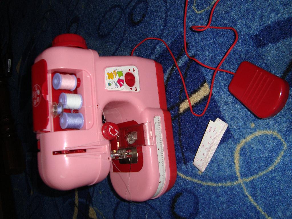 Швейная машинка.Купили,но ребенок не заинтересовал. игрухи