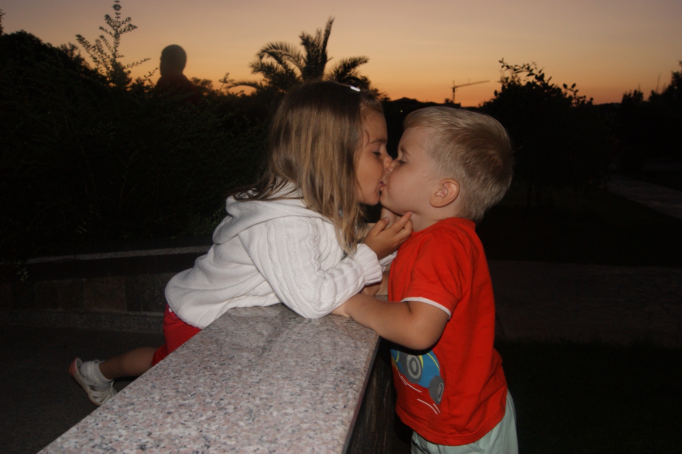 Дети пошлость. Детский поцелуй. Детский поцелуй с языком. Искренний поцелуй. Детский поцелуй в губы 12 лет.