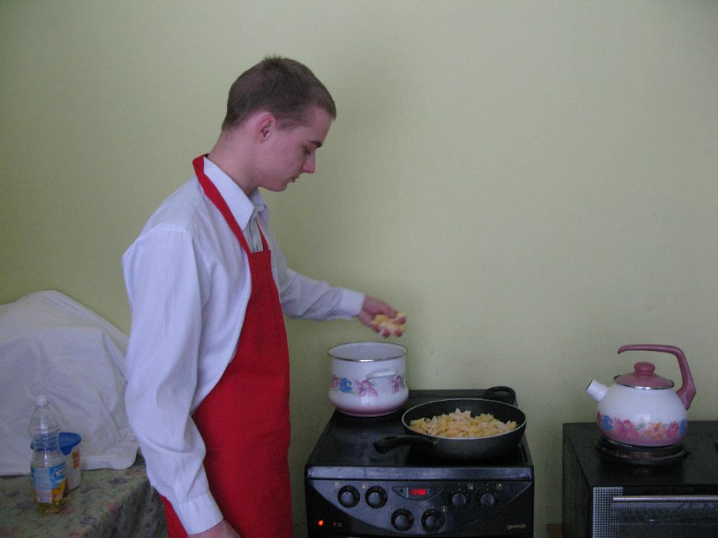 Гриша жарит картошку. День Аиста в 59 ДД