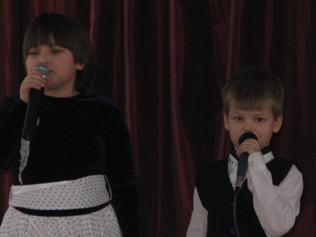 Лера и Ваня поют песню. День Аиста в 59 ДД