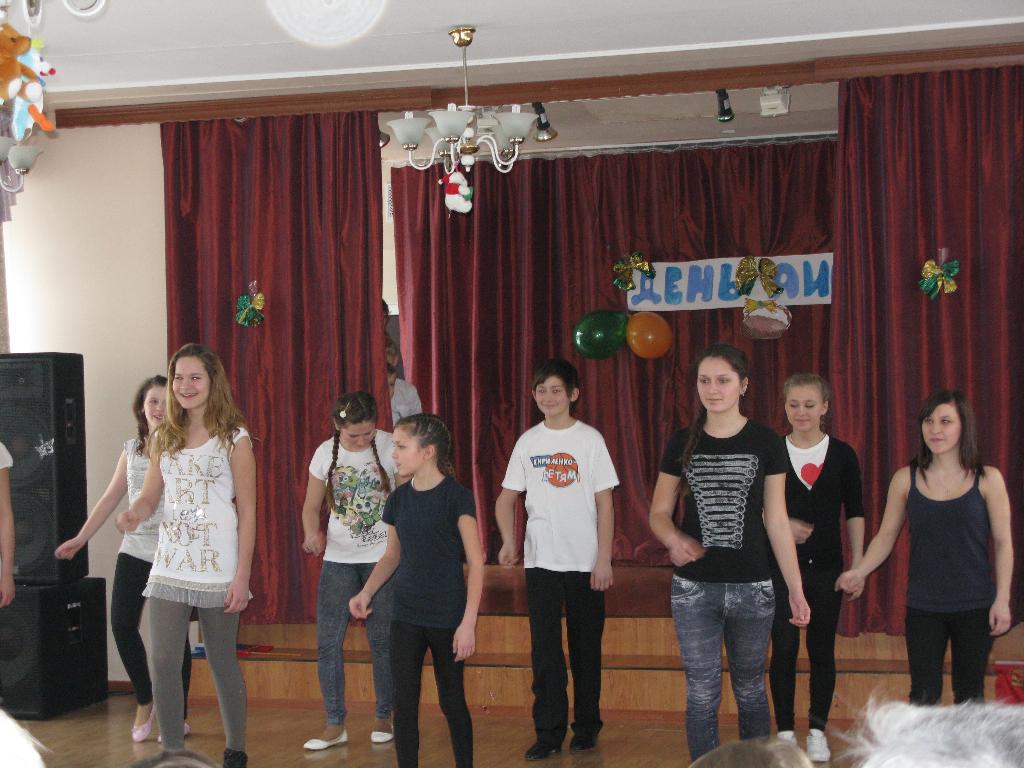 Старшие исполняют танец . День Аиста в 59 ДД