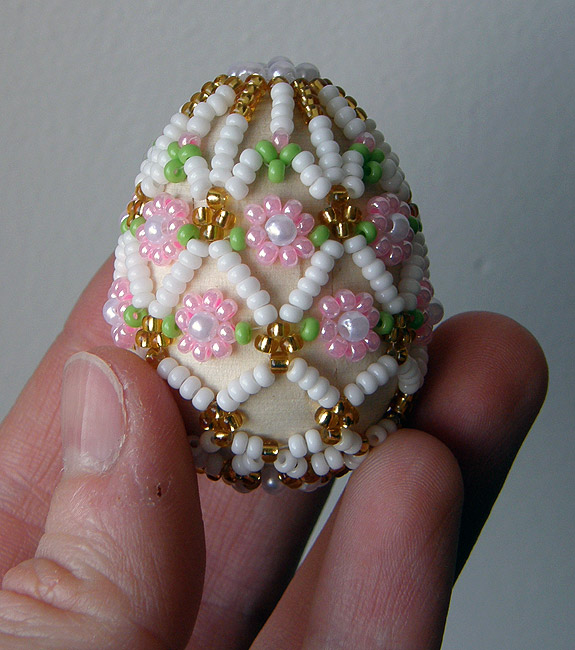 Бело-розовое яйцо