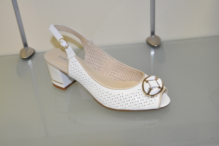 Белые босоножки р.40. Пристроено