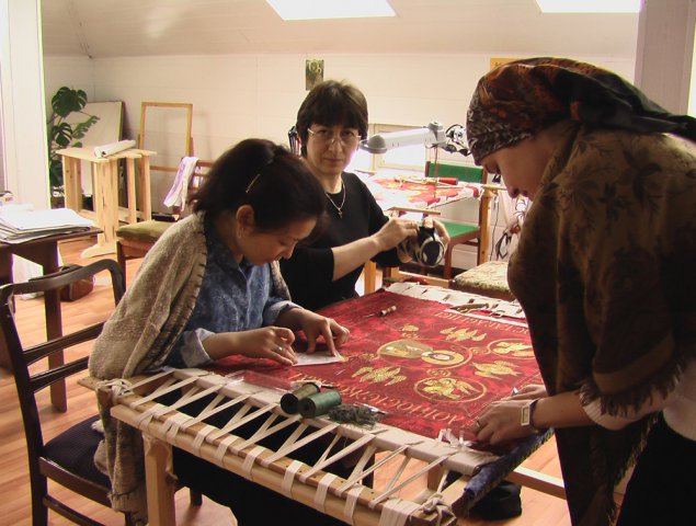 Работы учебной мастерской ПГИ 'Со-действие' (кафедра золотного и личного шитья)